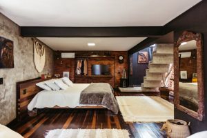 utilise-reclaimed-wood-for-furniture-for-green-living-room