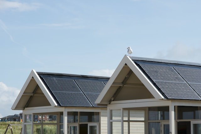 solar-panels-vs-solar-tiles-both-use-sunlight